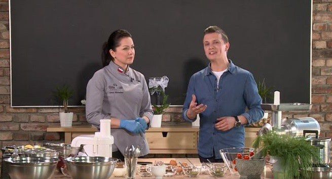 „Restauracje z charakterem” w TVS, prowadzącymi Kris Kojder i Dominika Bem