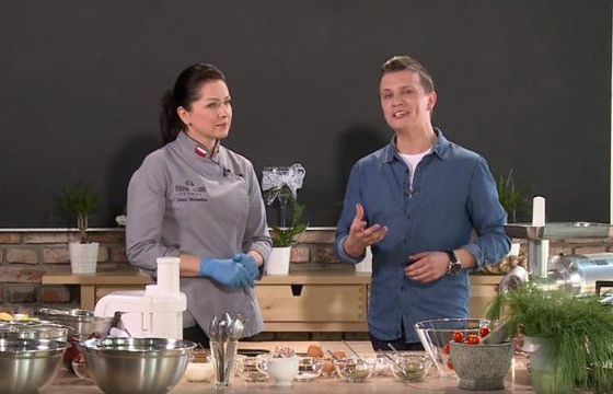 „Restauracje z charakterem” w TVS, prowadzącymi Kris Kojder i Dominika Bem