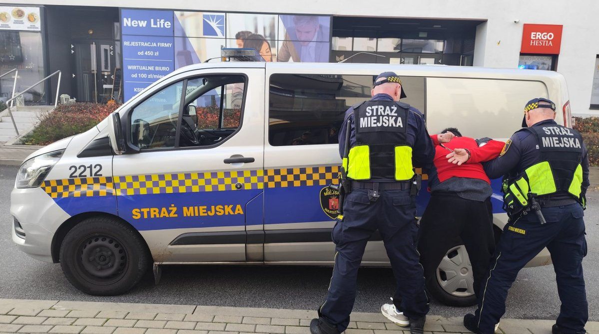 Warszawa: Groził sąsiadowi podpaleniem mieszkania, rzucił się na strażników miejskich