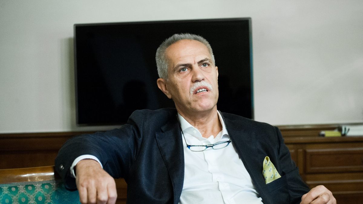 Zygmunt Solorz-�ak
Warszawa, 24.05.2013. Zygmunt Solorz-�ak - biznesmen, jeden z najbogatszych Polakow.

**Zdjecie moze byc uzyte w prasie lub internecie, gdy sposob jego wykorzystania oraz podpis, nie obraza osob przedstawionych na fotografii.**

PAP/Marcin Kali�ski
Marcin Kali�ski
cyfrowy polsat, polkomtel, portret, pozowane, sesja, solorz, zak, zygmunt, Zygmunt Solorz-�ak