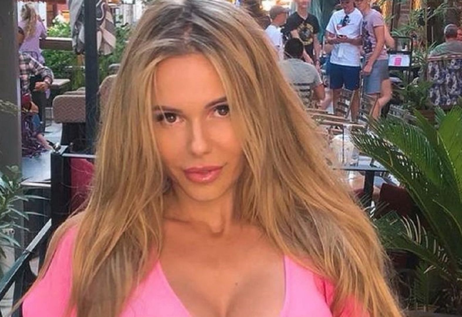 Góra od bikini i spódnica z "oczkami". Doda zachwyciła stylizacją