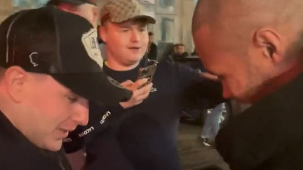 Bokser złożył autograf na mikrofalówce 