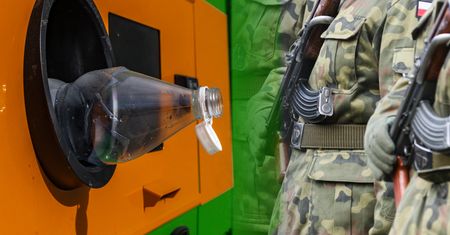 Armia ma nietypowy problem. Wojsko zostało "sortownią" butelek