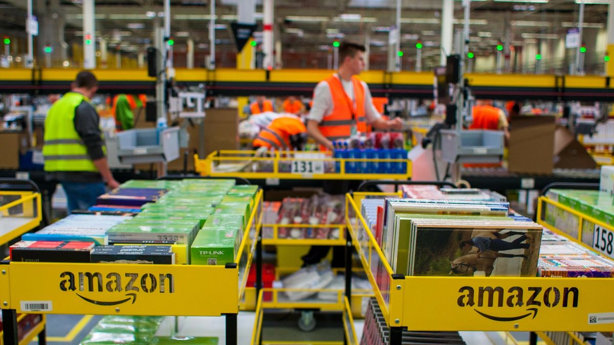 Otwarto dwa centra logistyczne firmy Amazon
29.10.2014 Sady Otwarcie centrum logistycznego firmy Amazon N/z pracownicy fot. Jakub Walasek/REPORTER
Jakub Walasek/REPORTER