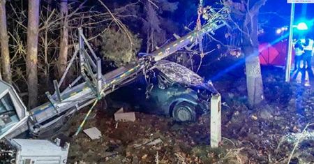 Auto uderzyło w słup transformatora. 47-latek zginął na miejscu