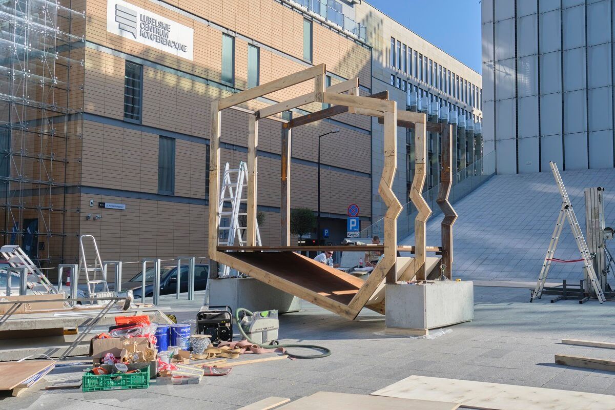 Montaż patriotycznej ławki w kształcie Polski na placu Teatralnym przed CSK