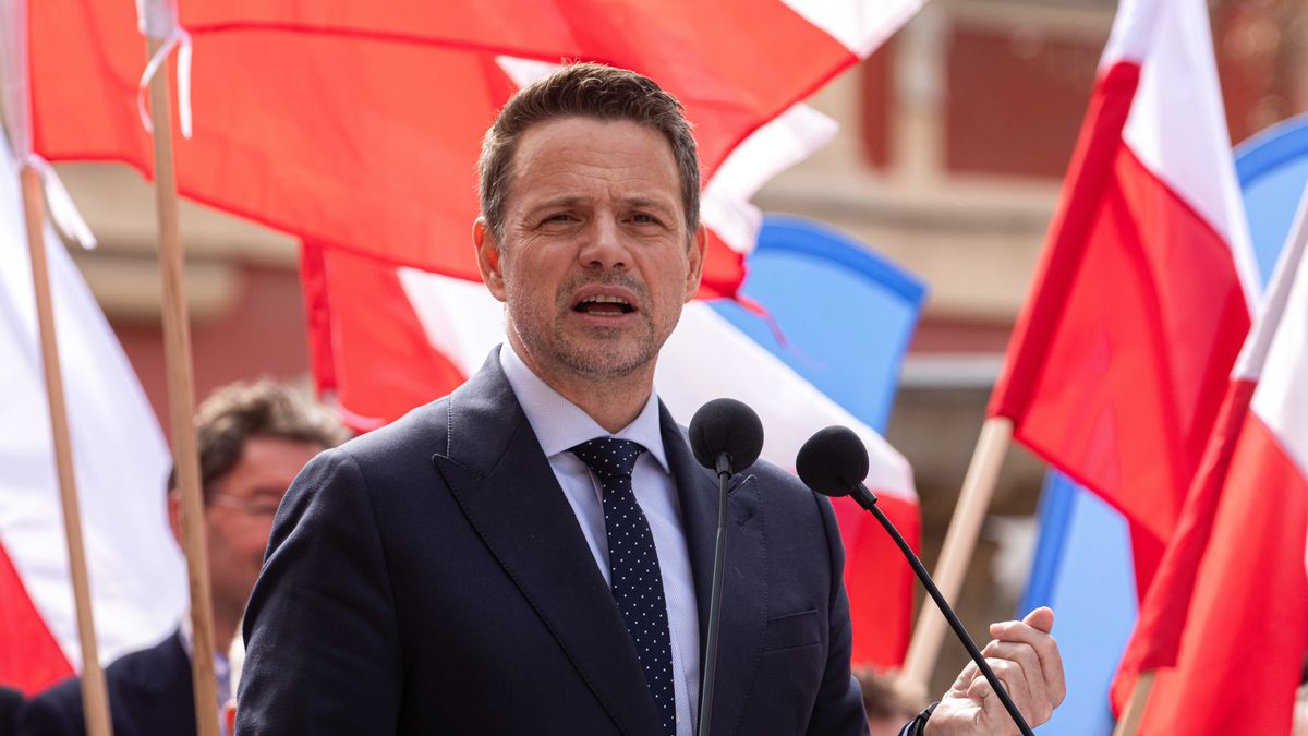 Świdnica, 13.04.2025. Wybory Prezydenta RP 2025 - kampania. Kandydat KO, prezydent Warszawy Rafał Trzaskowski podczas spotkania z wyborcami w Świdnicy, 13 bm. (sko) PAP/Krzysztof Ćwik