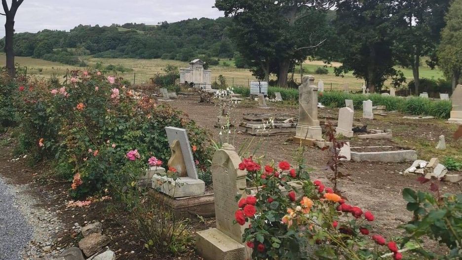 Dolny Śląsk. Matka i córka ratują cmentarz w Gostkowie. Od pięciu lat, od rana do wieczora