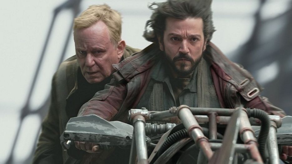 Stellan Skarsgård i Diego Luna w serialu "Andor"
