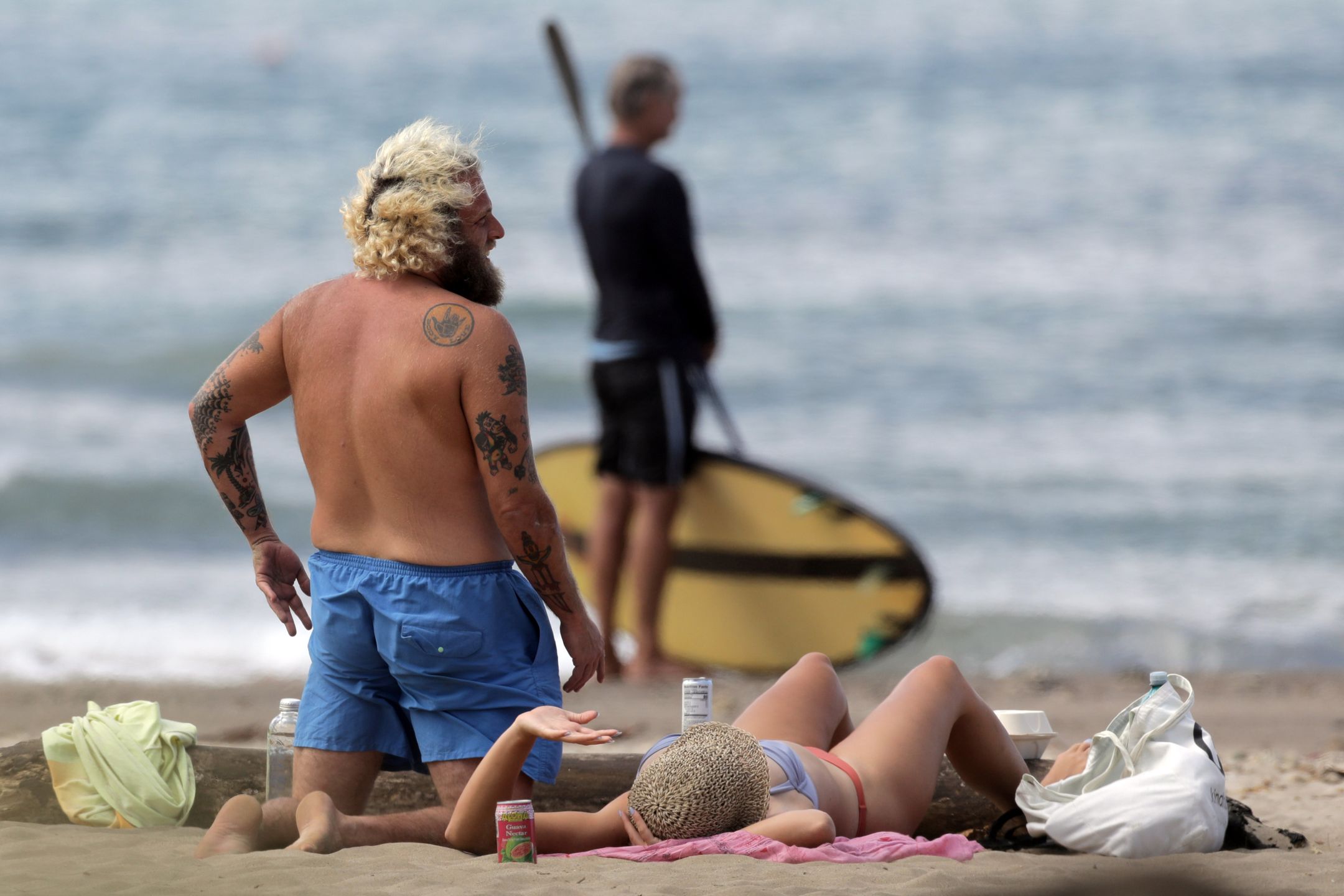 Jonah Hill z dziewczyną na plaży