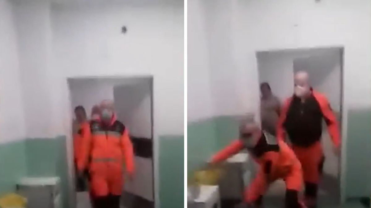 Ratownik medyczny ruszył z krzesłem na pacjenta