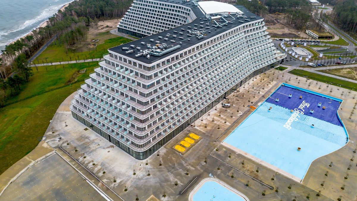 Hotel Go??biewski w Pobierowie
15.12.2023 Pobierowo  Budowa Hotelu Golebiewski w nadmorskim Pobierowie.  Najwiekszy hotel w Polsce. Powiatowy Inspektor Nadzoru Budowlanego w Gryficach stwierdzil brak uzyskania zezwolenia na budowe trzech basenow, brodzika i zespolu jacuzzi, wskutek czego wstrzymal prace na placu budowy. Fot. Przemek Swiderski/REPORTER
Przemek Swiderski/REPORTER