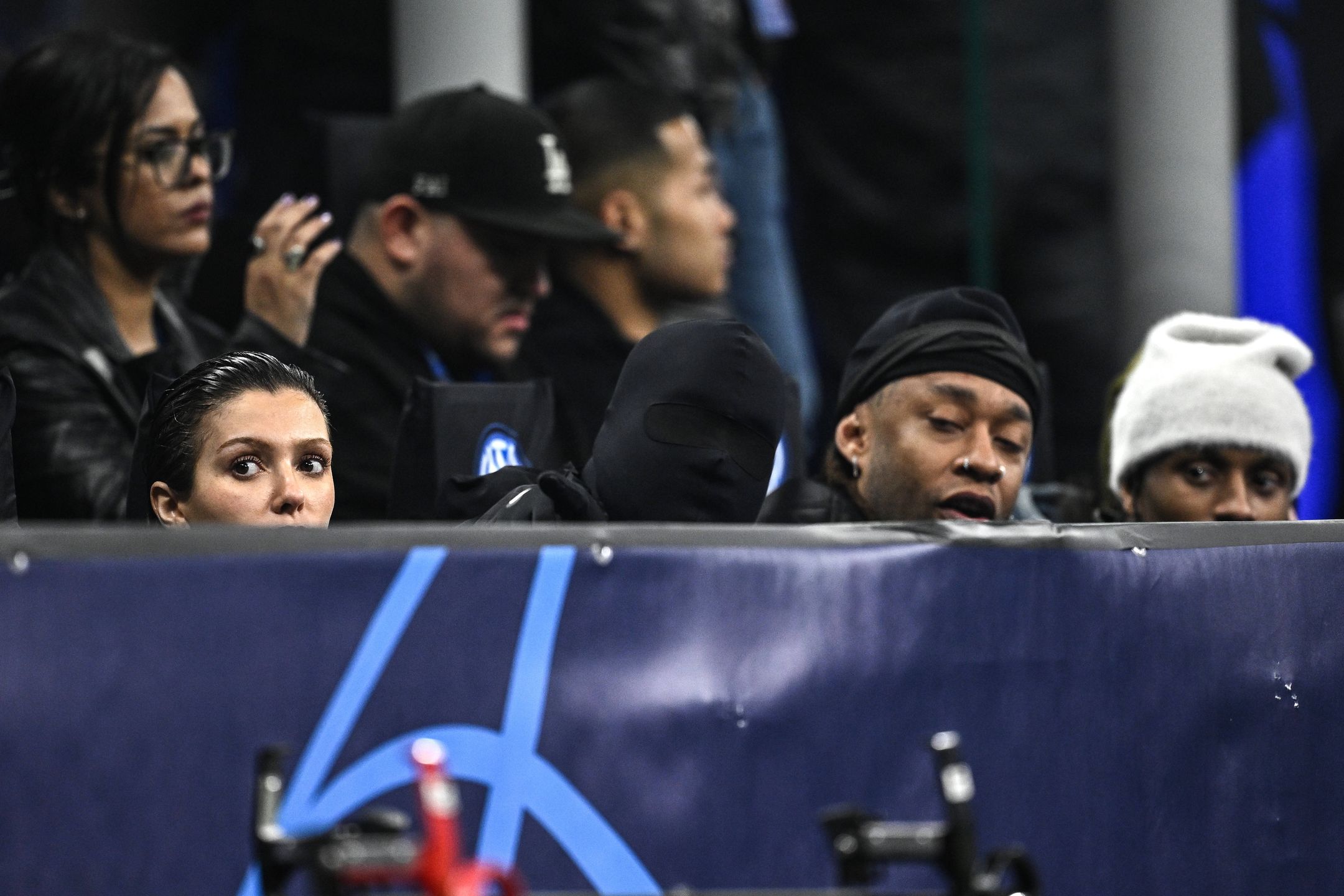 Zamaskowany Kanye West poszedł z żoną na mecz