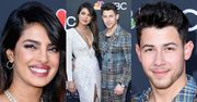 Zakochani Priyanka Chopra i Nick Jonas pozdrawiają ze ścianki w Las Vegas