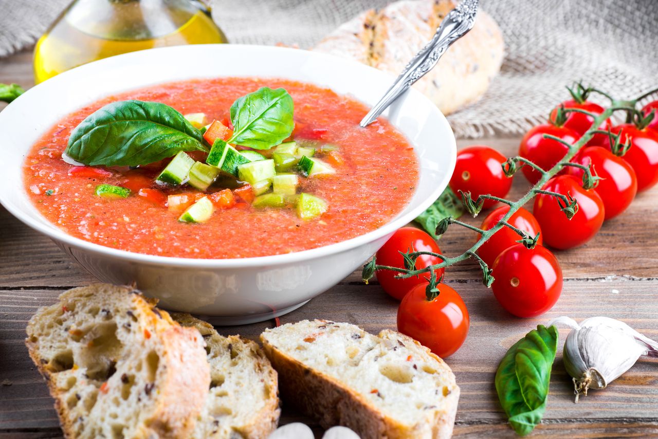 Gazpacho, makaron z pieczonymi warzywami i zielona shakshuka. Lekkie dania na lato