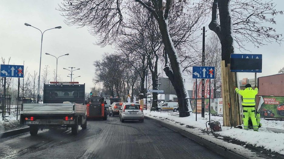 Prace na Brzezińskiej spowodowały spore utrudnienia w ruchu, którymi kierowcy byli w czwartek zaskoczeni
