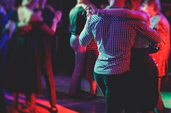 Szczecinek: Seniorzy bawili się na hawajską nutę na dancingu
