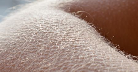 Zaczyna się od pokrzywki na skórze. Dolegliwość częściej dotyka kobiety