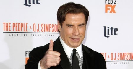 John Travolta przywozi do hotelu własne prześcieradła! Masują go tylko mężczyźni...