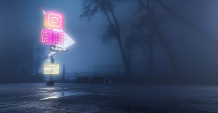 "Antisocial" - neony, które zdradzają wady mediów społecznościowych