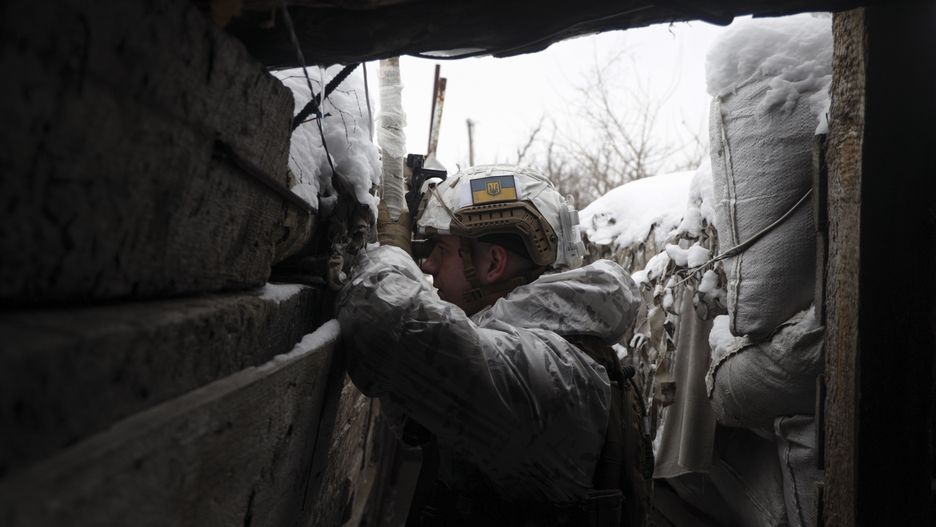 Ukrainian servicemen at the positions on a front line in the East of Ukraine.epa09708940 Ukrainian serviceman checks the situation at the positions on a front line near the Avdiivka village, not far from pro-Russian militants controlled city of Donetsk, Ukraine, 25 January 2022. US and Britain announced it is withdrawing some diplomats, nonessential personnel, and family members from their embassies in Kiev amid growing fears of a Russian invasion. Russia has recently strengthened its groups near the border with Ukraine and Belarus, with no signs of de-escalation, Pentagon spokesman John Kirby said on 24 January.  EPA/STANISLAV KOZLIUK Dostawca: PAP/EPA.STANISLAV KOZLIUK