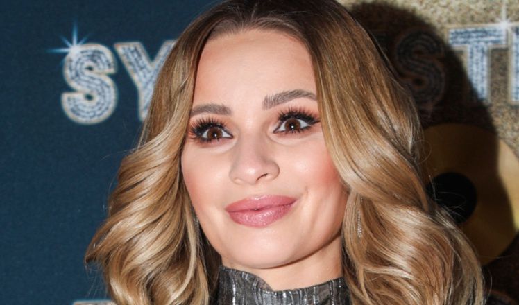 Ewelina Lisowska prezentuje, jak wygląda po zabiegu u dentysty
