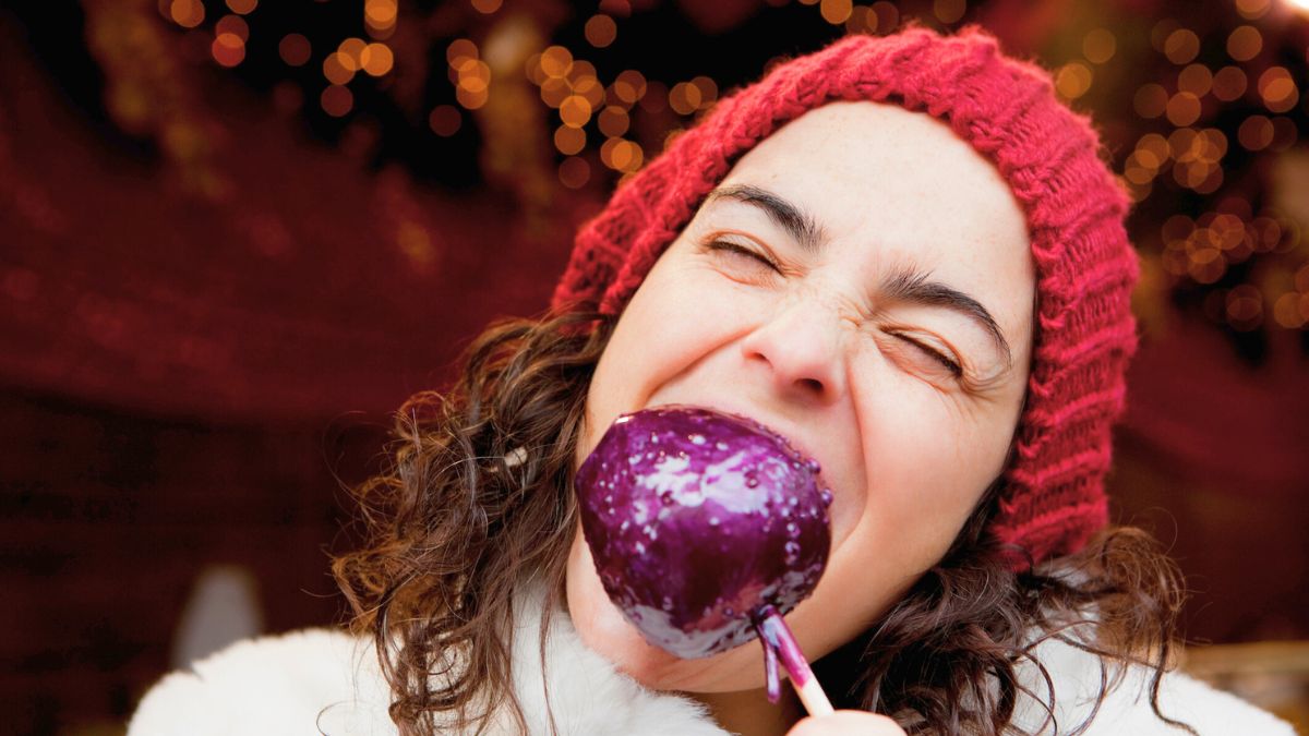 Kobieta gryzie jabłko