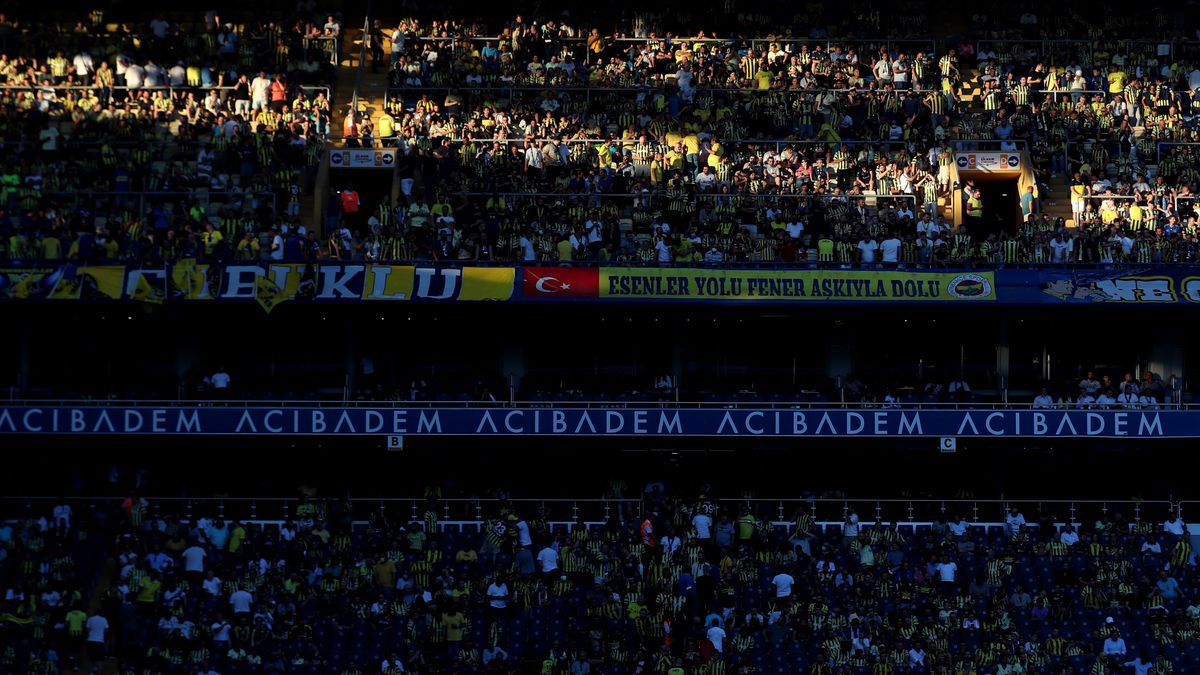 Supporters of Fenerbahce SK cheers their team during the UEFA Champions League qualifier second leg match between Fenerbahce SK and Dynamo Kyiv in Istanbul, Turkey, 27 July 2022. EPA/SEDAT SUNA Dostawca: PAP/EPA.
