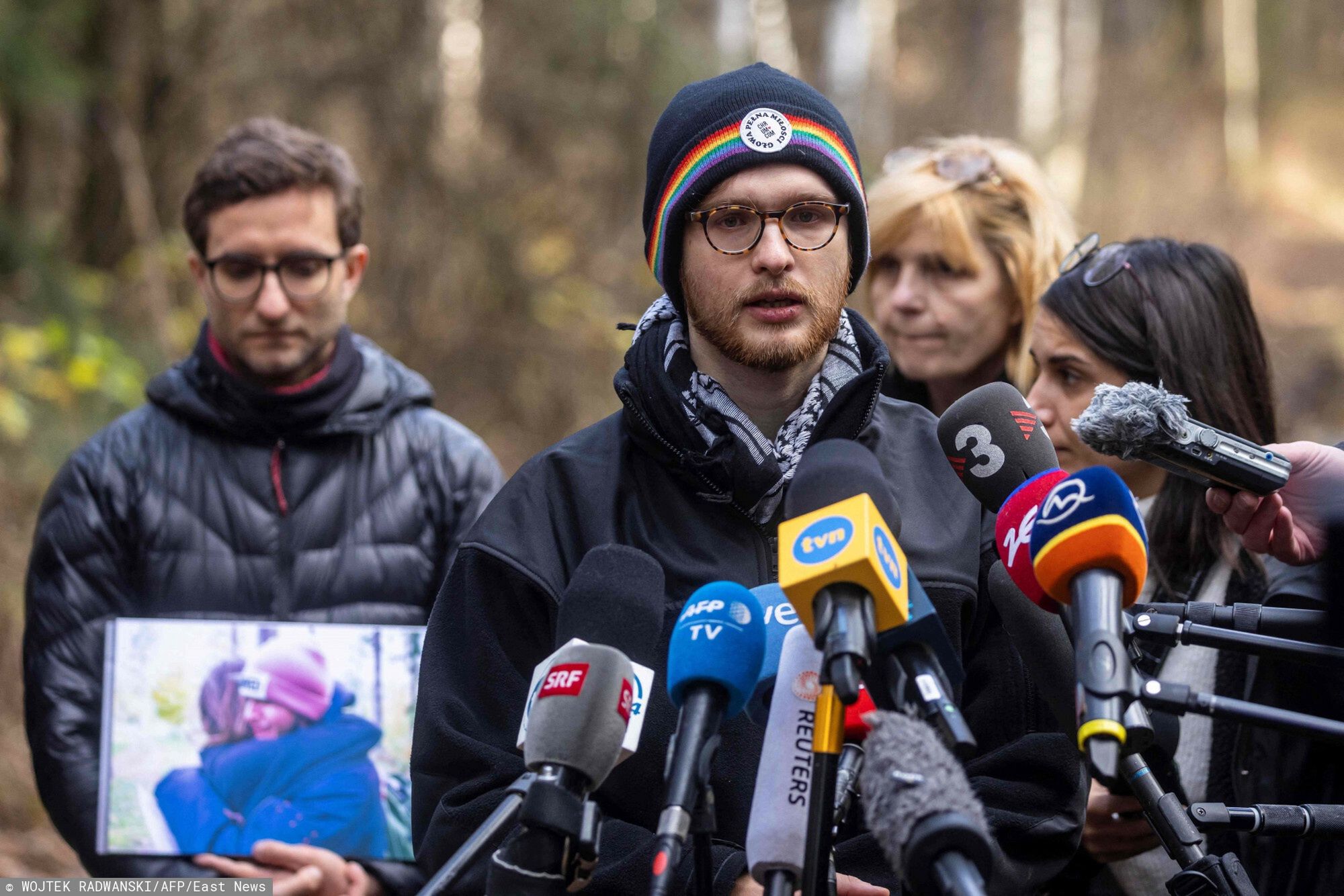 Kryzys na granicy. Grupa Granica: Aktywista zaatakowany przez żołnierzy WOT. Na zdjęciu aktywista Jakub Sypiański 