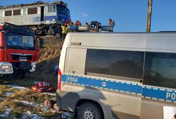 Samochód wjechał pod pociąg. Nie żyje jedna osoba, ranne dzieci