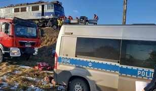 Samochód wjechał pod pociąg. Nie żyje jedna osoba, ranne dzieci