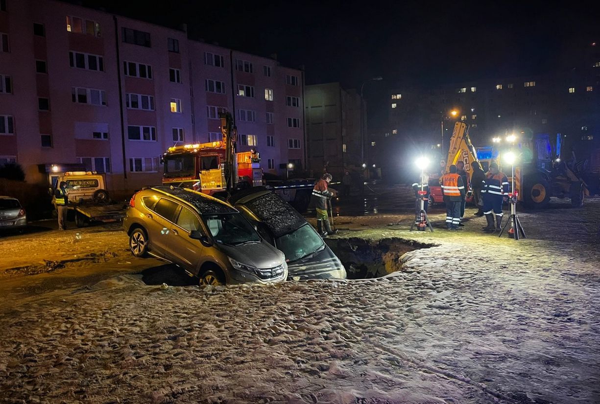 Koszmarne sceny w Bydgoszczy. Ulica zapadła się pod samochodami