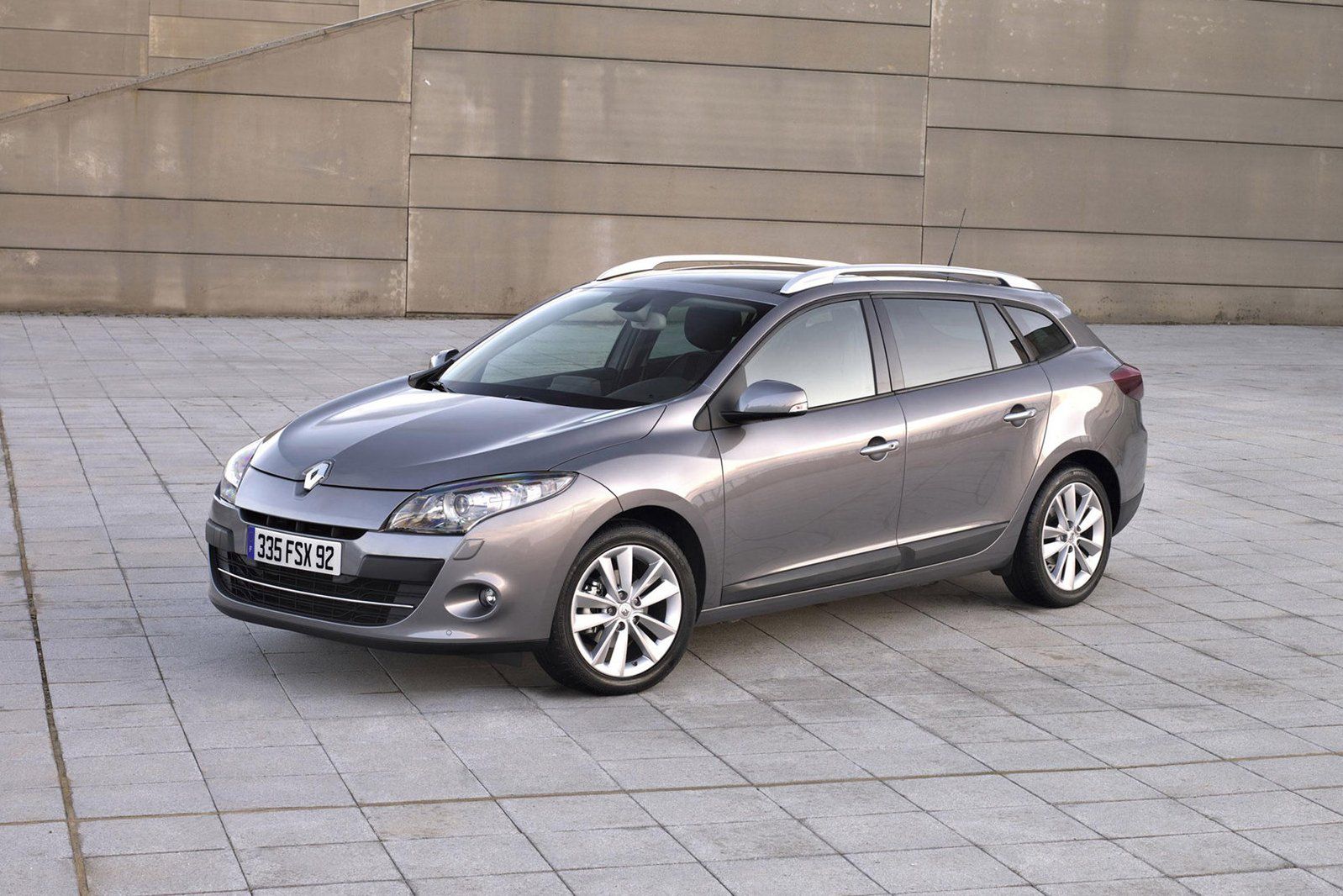 Przestronne, bezpieczne i nowoczesne kombi z silnikiem benzynowym? Polecam Renault Megane Grandtour