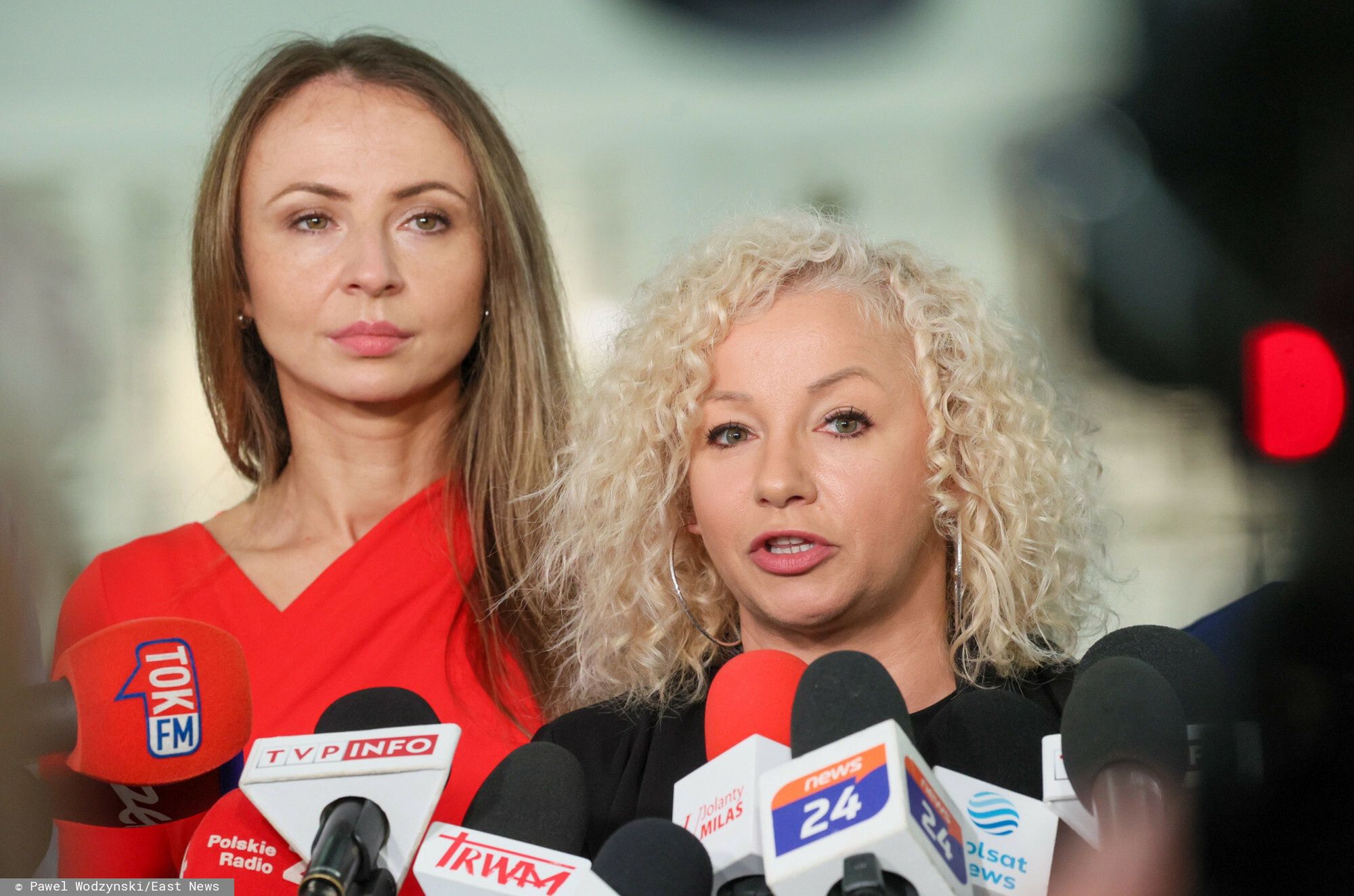 Na zdjęciu posłanki Lewicy. Agnieszka Dziemianowicz-Bak (z lewej) i Katarzyna Kotula (z prawej).
