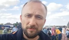 Adam Feder prowadzi audycję w Radiu VOX FM