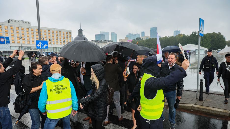 Protestujący na placu Piłsudskiego