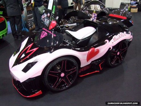 Quad w stylu Lamborghini i japońskich kreskówek
