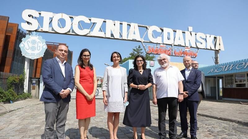 Magdalena Gawin i Aleksandra Dulkiewicz przed Bramą nr 2 Stoczni Gdańskiej