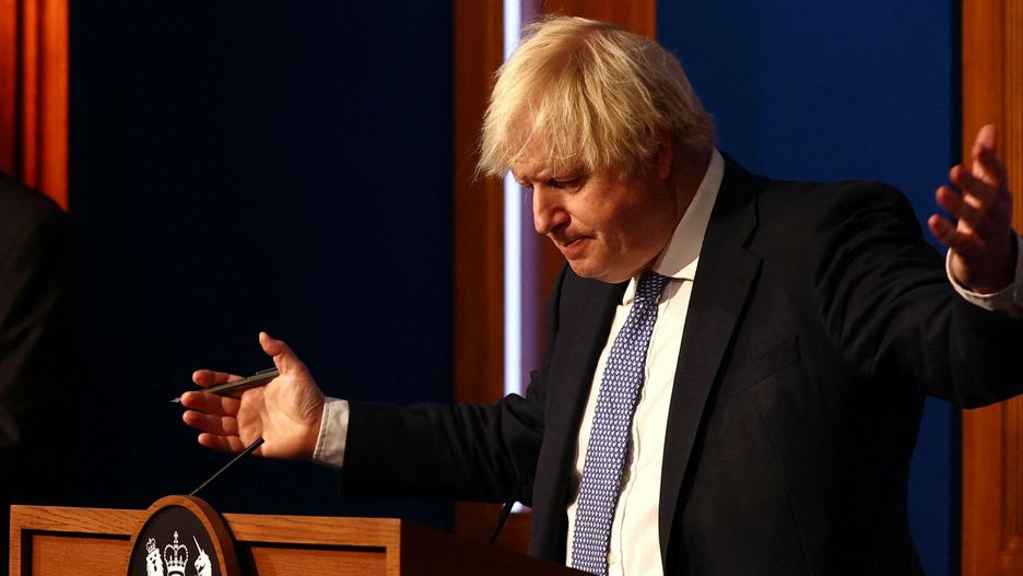 arch48TOPSHOT - Britain's Prime Minister Boris Johnson gestures during a press conference for the latest Covid-19 update in the Downing Street briefing room in central London on December 8, 2021. - The UK government is reintroducing Covid-19 restrictions due to the Omicron variant. (Photo by Adrian DENNIS / POOL / AFP)ADRIAN DENNIS