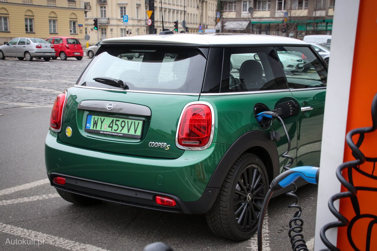 Od początku 2020 roku samochody elektryczne można rozpoznać po zielonych tablicach rejestracyjnych
