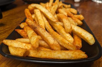 Wsyp odrobinę do oleju, zanim zaczniesz smażyć frytki. Wyjdą rumiane i chrupiące jak nigdy