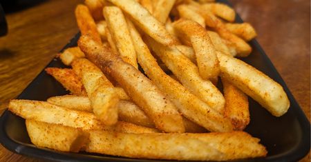 Wsyp odrobinę do oleju, zanim zaczniesz smażyć frytki. Wyjdą rumiane i chrupiące jak nigdy
