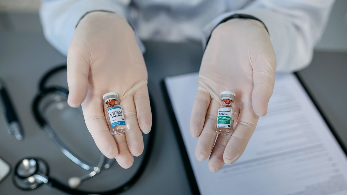 koronawirus covid szczepionka szczepienie szczepienia wybór fiolki moderna pfizer astrazeneca