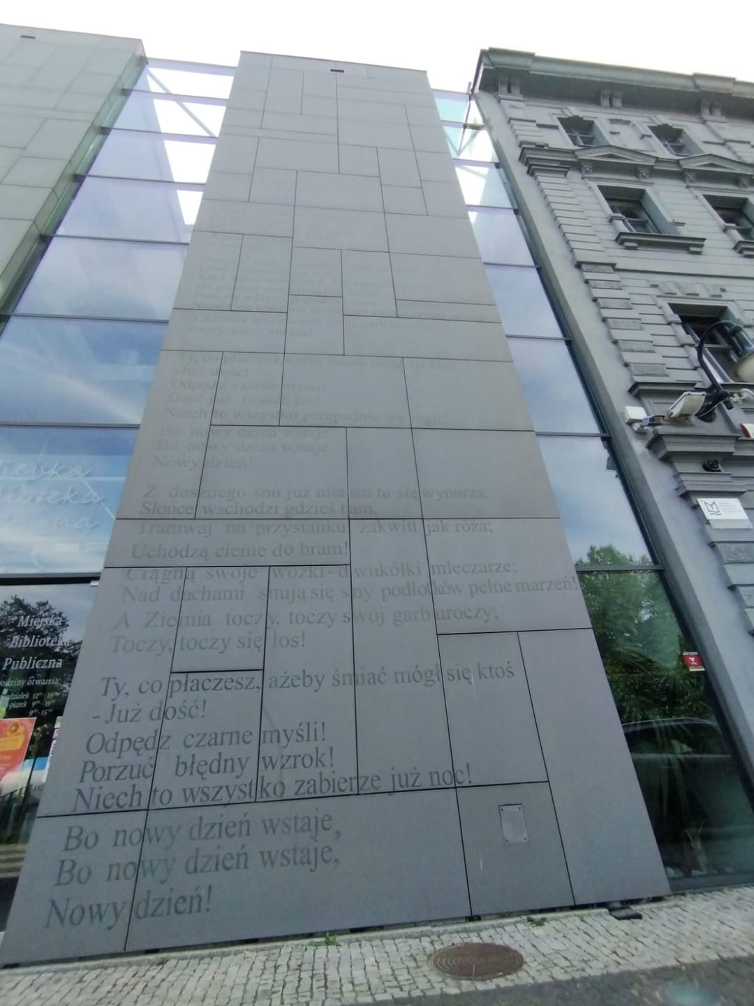 Wiesz Edwarda Stachury na fasadzie opolskiej biblioteki robi