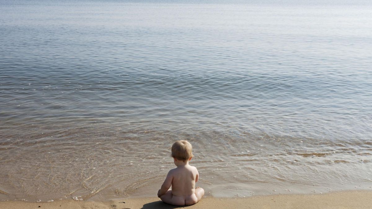 Dla wielu widok gołego dziecka na plaży jest gorszący