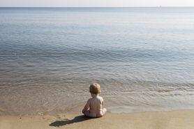 Małe dzieci na plaży na golasa. Dla wielu to gorszące. Czy zabraniając dzieciom nagości budujemy w nich poczucie wstydu?