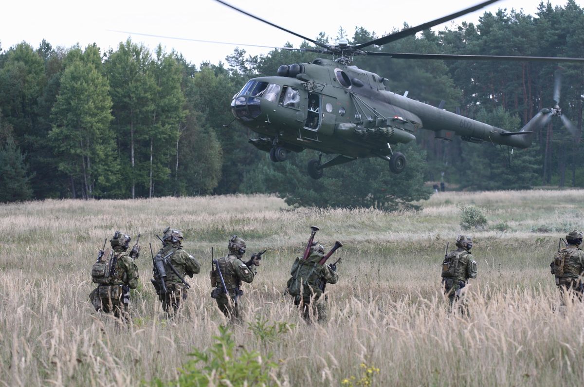Łotwa z kolejnym wsparciem dla wojska Ukrainy. Tym razem Ryga dostarczyła cztery śmigłowce bojowe. 