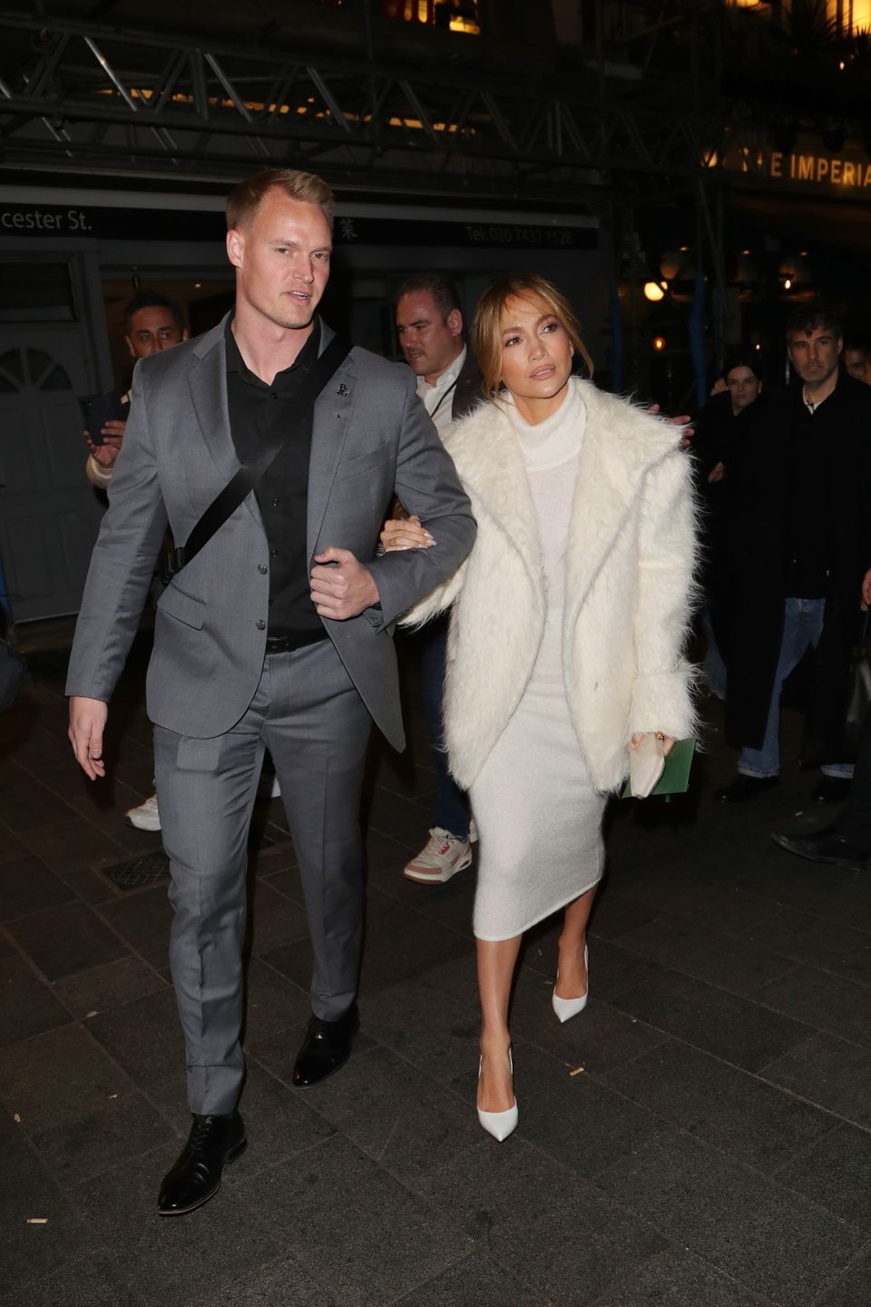 Jennifer Lopez u boku przystojnego ochroniarza