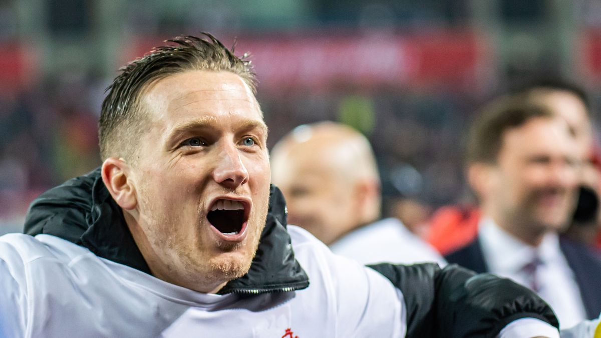 POLAND - 2022/03/29: Piotr Zielinski of Poland screams during the celebration after Poland qualified for the 2022 FIFA World Cup after 2022 FIFA World Cup Qualifier knockout round play-off match between Poland and Sweden at Silesian Stadium in Chorzow, Poland. Poland beat Sweden 2-0. (Photo by Mikolaj Barbanell/SOPA Images/LightRocket via Getty Images)