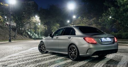 Mercedes C450 AMG 4Matic (2016) - zdjęcia, wnętrze, bagażnik